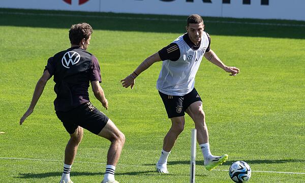 Robin Gosens und Thomas Müller