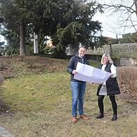 Julia Wilczek (Gemeinde Friedhofsverwaltung) und Bürgermeister Daniel Weißerth besprechen die Planung für den Bereich, der für Gräber von Sternenkindern vorgesehen ist.