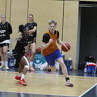 Am Mittwoch gab es ein Trainingsspiel zwischen den DBB-Frauen um Aufbauspielern Alexis Peterson (links) und Talenten aus dem Bamberger Programm mit Nico Höllerl