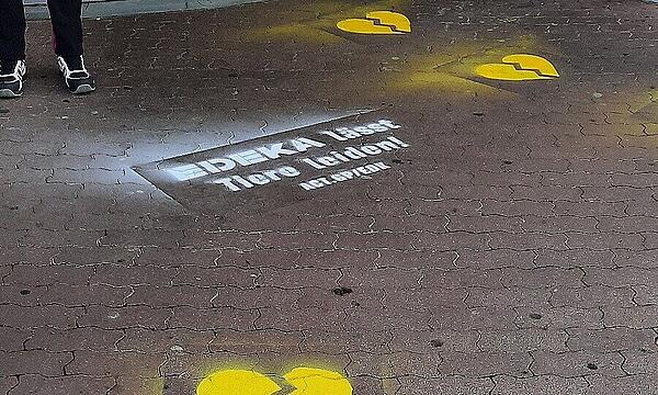 Protest-Graffiti vor Edeka-Filialen in Kronach und Lichtenfels