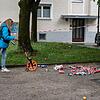 Auto fährt in München in Menschengruppe