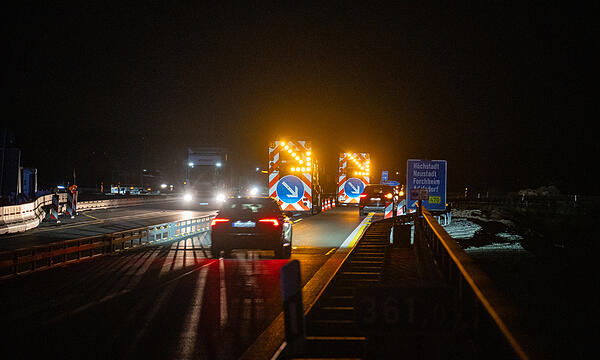 Am Mittwochabend (20,03.2024) kam es auf der Baustelle der A3, zwischen den Anschlussstellen Höchstadt-Nord und Höchstadt Ost zu einem Zwischenfall. Ein Bohrgerät hat die auf Höhe der Ortschaft Etzelskirchen (Lkr. Erlangen-Höchstadt) verlaufene Hochspannungsleitung massiv beschädigt. Zwei Leitungen sind komplett abgerissen, weitere Leitungen sind stark beschädigt.&nbsp;Um die Sicherheit aller Verkehrsteilnehmer zu gewährleisten, wurde die A3 in beide Richtungen komplett gesperrt. Reparaturarbeiten in der Nacht seien zu gefährlich sind die ersten Informationen von der Polizei.&nbsp;Die stark befahrenen A3 wird voraussichtlich bis Donnerstagnachmittag gesperrt bleiben müssen. Man rechnet damit, dass sich zum Berufsverkehr ein erheblichen Verkehrschaos entwickeln wird.&nbsp;Bereits in der Nacht waren die Umleitungsstrecken überlastet und der Schwerlastverkehr quälte sich durch enge Ortschaften.&nbsp; Foto: NEWS5 / Merzbach Weitere Informationen... https://www.news5.de/news/news/read/30815