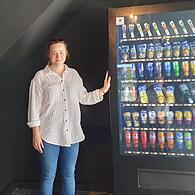 Ulrike Spengler vor einem ihrer insgesamt vier Automaten, die rund um die Uhr mit Alltagsartikeln gefüllt sind.