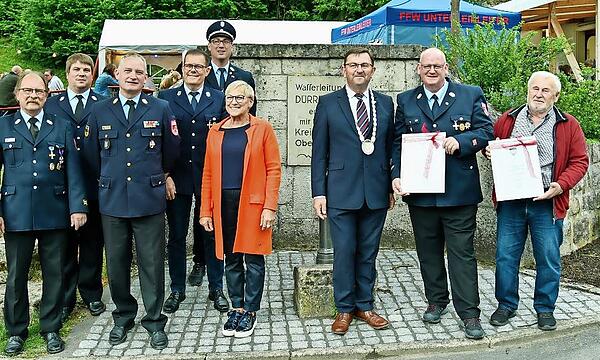 In Dürrbrunn wurden Feuerwehrleute geehrt (v. l.): Roland Brütting, Andreas Schriefer, Oliver Flake, Dietmar Ott, Dominik Schick, Rosi Kraus, Alwin Gebhardt, Matthias Dorsch und Peter Jarosch.