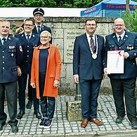 In Dürrbrunn wurden Feuerwehrleute geehrt (v. l.): Roland Brütting, Andreas Schriefer, Oliver Flake, Dietmar Ott, Dominik Schick, Rosi Kraus, Alwin Gebhardt, Matthias Dorsch und Peter Jarosch.