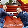 Zweiter Bürgermeister Markus Franke (links) weiht die neue Hüpfburg ein.