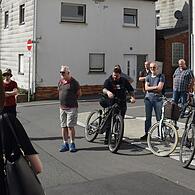 Eigentlich gilt hier rechts vor links, was jedoch meistens ignoriert wird.