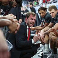 Klarer Blick trotz schwieriger Spielzeit: Anton Gavel instruiert sein Team in einer Auszeit.