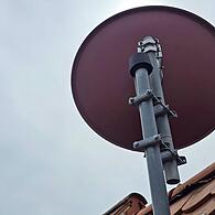 Ist die Satellitenschüssel auf dem Dach schwer zugänglich, kommt ein LNB-Tausch oder sonstige Wartung nur bei gutem Wetter in Frage.