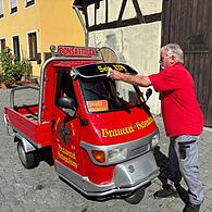Noch schnell ein bisschen Putzen fürs Foto: Fritz Hebendanz aus Forchheim und seine Piaggio Ape