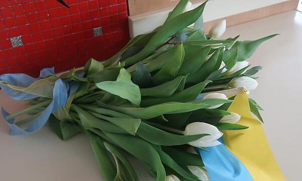 Mit einem Blumenstrauß bedankten sich die Frauen.