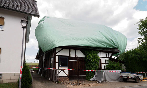 Bieberbach: Starke Windhose deckt mehrere Dächer ab