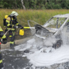 Löscharbeiten an dem ausgebrannten Auto an der A3 Löscharbeiten an dem ausgebrannten Auto an der A3