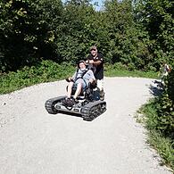 Für seinen Offroad-Rollstuhl namens Scuttler ist Martin Ebner (stehend) nun mit dem oberfränkischen Innovationspreis ausgezeichnet worden.