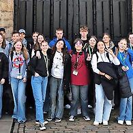 Unter anderem steht ein Ausflug nach London – hier eine Gruppe vor dem St. James Palast – auf der Programm.