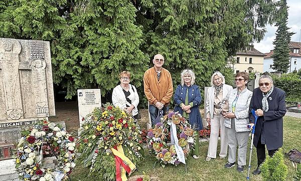Am Priestergrab im Alten Friedhof von Forchheim nahmen die Egerländer Abschied von ihrem Landsmann Monsignore Otto Donner.