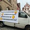 Marktfest Coburg 2025 Abschluss des CC-Pfingstkongresses: Auch beim Marktfest galten erhöhte Sicherheitsauflagen. Hier versperrt ein Auto die Zufahrt zum Coburger Marktplatz aus Richtung Herrngasse – kurioses Plakat inklusive.
