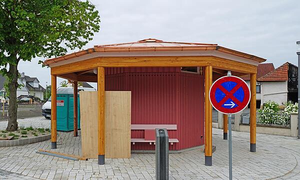 Der neue Infopavillon in der Ortsmitte beherbergt auch ein barrierefreies WC.