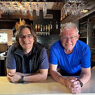 Matthias Vogler und sein Kumpel Wolfgang Greiner fühlen sich hinter der Bar des Bierbrunnens bereits wohl.