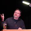 Krimiautor Helmut Vorndran liest aus dem Frankenkrimi "Phi" : Statt seines Radlers spielt in "Phi" spielt die Verabredung auf ein Bier eine wegweisende Rolle Krimiautor Helmut Vorndran liest aus dem Frankenkrimi "Phi" : Statt seines Radlers spielt in "Phi" spielt die Verabredung auf ein Bier eine wegweisende Rolle