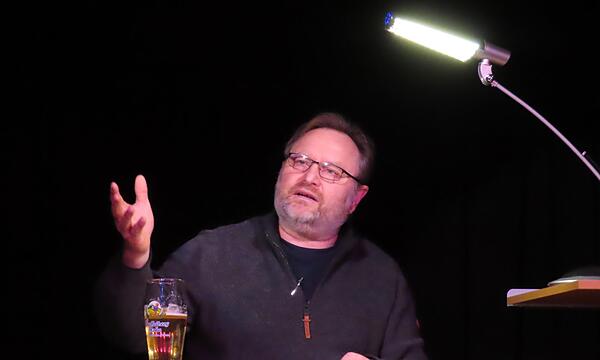 Krimiautor Helmut Vorndran liest aus dem Frankenkrimi "Phi" : Statt seines Radlers spielt in "Phi" spielt die Verabredung auf ein Bier eine wegweisende Rolle