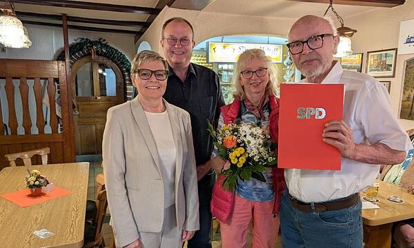 Sabine Dittmar, MdB (links) übergab die Auszeichnung für 60 Jahre Mitgliedschaft in der SPD an Dieter Britz (r.). Dazu gratulierte auch der Ortsvorsitzende Axel Knauff, der außerdem für Ehefrau Annemarie Blumen mitbrachte.