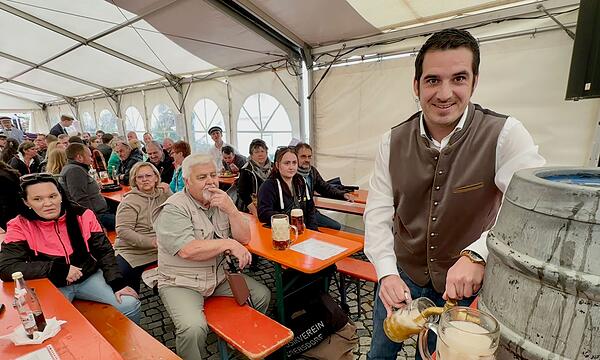 Ein Bieranstich gehört sicherlich zu den angenehmeren Aufgaben eines Bürgermeisters, zumindest wenn er – wie hier Maximilian Neeb beim diesjährigen Gänsplatzfest – problemlos gelingt.