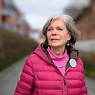 Regina Frank engagiert sich ehrenamtlich bei den „Omas gegen Rechts“ in Coburg – wie der Button auf ihrer Jacke symbolisiert. Sie sagt, die Union sei ihnen mit der Anfrage vor den Kopf gestoßen.