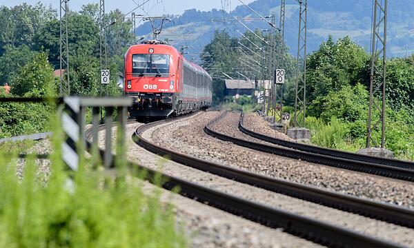 Zug im Inntal nahe der bayerisch-tiroler Grenze