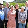 Bei der Gratulation (v. l.): Kaplan Pradeep, Schwiegersohn Peter Wißmann, Tochter Ingrid Wißmann, Lena Wengert, Ehefrau von Enkel Michael, Jubilarin Mathilde Prießmann und Zweiter Bürgermeister Ernst Rothenbach.