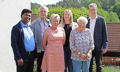 Bei der Gratulation (v. l.): Kaplan Pradeep, Schwiegersohn Peter Wißmann, Tochter Ingrid Wißmann, Lena Wengert, Ehefrau von Enkel Michael, Jubilarin Mathilde Prießmann und Zweiter Bürgermeister Ernst Rothenbach.