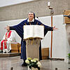 Schwester Teresa liebt und umarmt die ganze Welt. Schwester Teresa liebt und umarmt die ganze Welt.