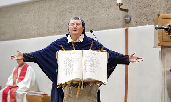 Schwester Teresa liebt und umarmt die ganze Welt.