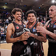 Gute Laune bei Kyle Lofton, Gabriel Kuku, Ronaldo Segu und Karsten Tadda (von links) nach dem Auswärtserfolg in Hamburg.