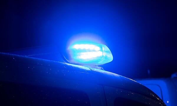 Ein Blaulicht leuchtet auf dem Dach eines Polizeiwagens