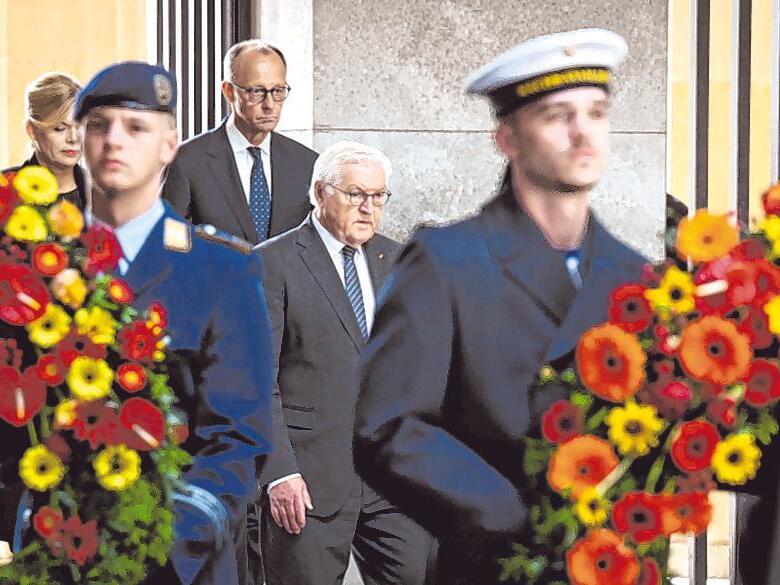 Bundespräsident Frank-Walter Steinmeier legte an der Neuen Wache, der zentralen Gedenkstätte der Bundesrepublik Deutschland für die Opfer von Krieg und Gewaltherrschaft, einen Kranz nieder.