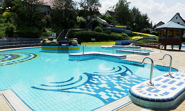 Das Freibad in Sonnefeld bietet neben Sport und Spaß auch wunderbare Möglichkeiten zur Erholung.Die Schönsten Freibäder der Coburger Region