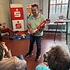 Jochen Müller mit einem Defibrillator.