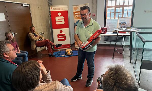 Jochen Müller mit einem Defibrillator.