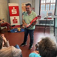 Jochen Müller mit einem Defibrillator.