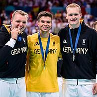 Silber bei Olympia in Paris gewonnen: Das DHB-Trio Justus Fischer, Renars Uscins und David Späth