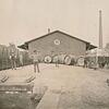 Auch große Bierfässer der Kulmbacher Brauereien wurden über den Güterbahnhof verschickt. Im Hintergrund der Fabrikschlot der Kulmbacher Spinnerei. Die Aufnahme entstand in den 1920er Jahren. Auch große Bierfässer der Kulmbacher Brauereien wurden über den Güterbahnhof verschickt. Im Hintergrund der Fabrikschlot der Kulmbacher Spinnerei. Die Aufnahme entstand in den 1920er Jahren.