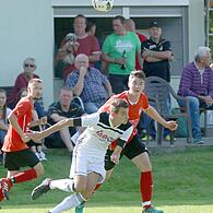 Fast sechs Jahre ist dieses Bild alt: Der damalige Meilschnitzer Kapitän Philipp Dorst (weißes Trikot) gehört auch aktuell noch zum Team der Meilschnitzer und hofft, dass er bei einem möglichen Relegationsspiel gegen die TSSV Fürth am Berg mitwirk...