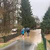 Die Wannig hat Gärten und Straßen in Großwenkheim überschwemmt. Dank ihrer Gummistiefel kamen diese Spaziergänger trockenen Fußes durch. Die ganze Nacht waren Feuerwehrleute im Einsatz, um mit Sandsäcken die Wohnbebauung zu schützen, was auch gelu... Die Wannig hat Gärten und Straßen in Großwenkheim überschwemmt. Dank ihrer Gummistiefel kamen diese Spaziergänger trockenen Fußes durch. Die ganze Nacht waren Feuerwehrleute im Einsatz, um mit Sandsäcken die Wohnbebauung zu schützen, was auch gelu...