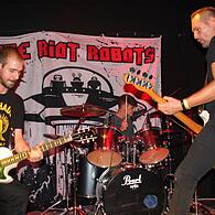 Mit ihrem melodiösen Punkrock erspielten sich (von links) Markus Wachter aus Kronach, Pascal Krybus aus Altenkunstadt und Martin Hiksch aus Kronach von „The Riot Robots“ den ersten Platz.