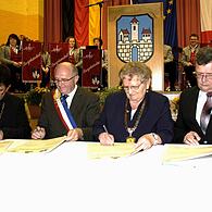 Auch für Gerlinde Konrad war es als ein besonderes Ereignis, als sie während ihrer Amtszeit an der Unterzeichnung der Städtepartnerschaftsurkunde mit der französischen Stadt Quéven teilnehmen durfte.