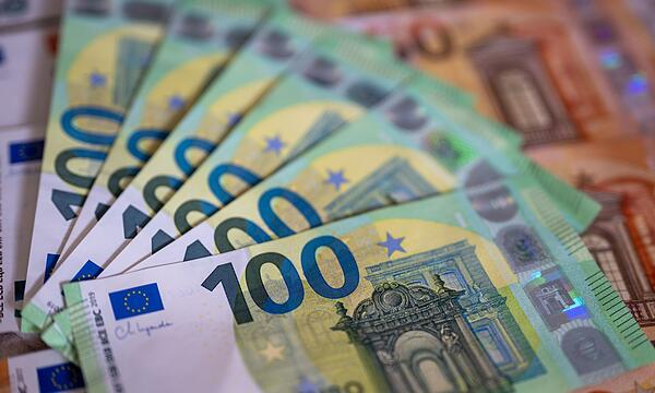 Bargeld auf einem Tisch