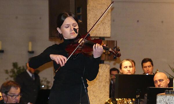 Die Filmmusik aus „Schindlers Liste“ war ein Teil des Benefizkonzertes. Unser Foto zeigt Solistin Anastasia Mishula an der Geige.