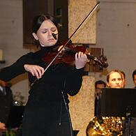 Die Filmmusik aus „Schindlers Liste“ war ein Teil des Benefizkonzertes. Unser Foto zeigt Solistin Anastasia Mishula an der Geige.