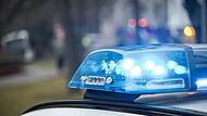 Ein Mann soll zwei Personen in Bielefeld verletzt haben.